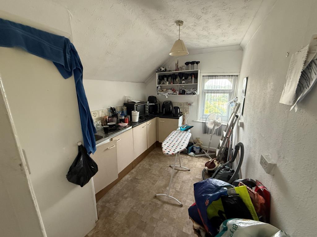 Lot: 40847 - TO BE OFFERED IN OUR DECEMBER AUCTION - FREEHOLD BLOCK FOR INVESTMENT - Flat D Kitchen